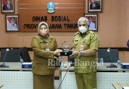 Kepala BKKBN Provinsi Jawa Timur, Dra Maria Ernawati, MM dan Kadis Sosial Jatim, Dr Alwi, usai membahas sinergisitas program antar 2 instansi ini, Senin (31/1/2022) (IST)