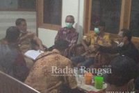 Camat Duduk Sampean saat menemui perwakilan Desa Tambak Rejo (IST)