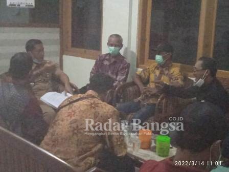 Camat Duduk Sampean saat menemui perwakilan Desa Tambak Rejo (IST)