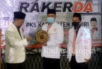 Ketua Bidang Kaderisasi DPW Jatim, H. Abdul Rahman Shaleh, Lc bersama Ketua DPD PKS Kabupaten Kediri, Marenda Darwis saat membuka Rakerda