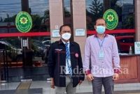 (kiri) Miftahul Ulum Orang tua korban ( kanan) Kuasa Hukum Ahmad Umar Buwang. S.H saat didepan pintu Pengadilan Negeri Mojokerto ( Dok Foto : RadarBangsa)