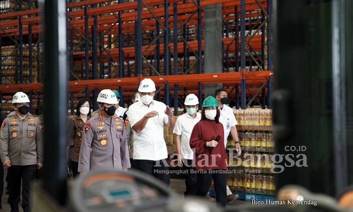 Menteri Perdagangan, Muhammad Lutfi bersama Kepala Kepolisian Negara Republik Indonesia (Kapolri), Jenderal Pol. Listyo Sigit Prabowo meninjau pabrik minyak goreng PT Bina Karya Prima Gudang Ex Hargas (BKP) di kawasan Marunda, Jakarta, Selasa (15/3)