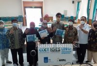  Acara serah terima bantuan pendanaan dari ITS kepada bank-bank sampah di Indonesia (IST)
