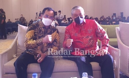 Ketua Umum Pimpinan Pusat Kolektif Kosgoro, Hayono Isman bersama Kadis Kominfo Jatim, Hudiyono yang juga Ketua PDK Kosgor Jatim (IST)