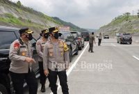 Pengecekan Kapolda Jatim, Irjen Pol Nico Afinta pada lokasi tanah longsor di Tol Pandaan - Malang (IST)