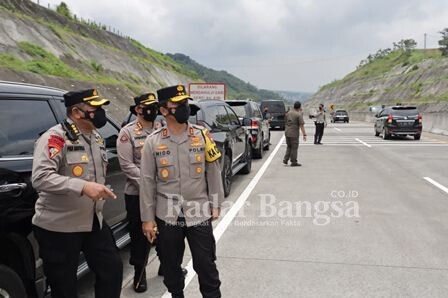 Pengecekan Kapolda Jatim, Irjen Pol Nico Afinta pada lokasi tanah longsor di Tol Pandaan - Malang (IST)