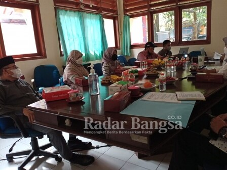 Wakil Ketua Komisi C, Hj Makmulah Harun saat bertemu dengan UPT Pengelolaan jalan dan jembatan Dinas PU Bina Marga Jatim di Lamongan. (IST)