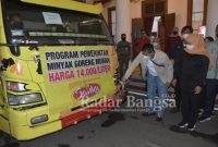 Gubernur Jatim Khofifah Indar Parawansa memberangkatkan truk pengangkut minyak goreng di Gedung Negara Grahadi