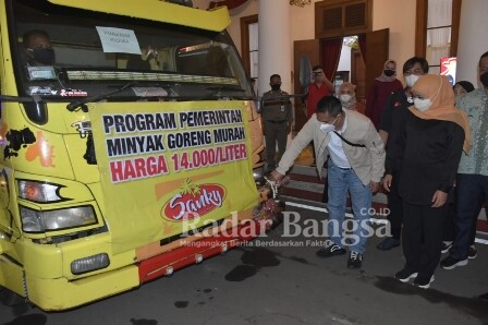 Gubernur Jatim Khofifah Indar Parawansa memberangkatkan truk pengangkut minyak goreng di Gedung Negara Grahadi