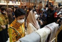  Wagub Jatim Emil Elestianto Dardak bersama Ketua Dekranasda Jatim Arumi Bachsin Emil Dardak saat meninjau stan Pameran Batik Bordir & Aksesoris Fair 2022/hen