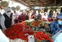 Gubernur Jawa Timur Khofifah Indar Parawansa saat memantau langsung harga bahan pokok di Pasar Besar, Kota Pasuruan, Jumat (4/3/2022).  (IST)