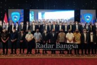 Ketua Umum IMI Pusat, Bambang Soesatyo saat berpose bersama Pengurus IMI Jawa Timur yang baru dilantik, di Hotel Sheraton Surabaya, Senin(7/3/2022).