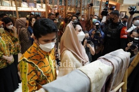  Wagub Jatim Emil Elestianto Dardak bersama Ketua Dekranasda Jatim Arumi Bachsin Emil Dardak saat meninjau stan Pameran Batik Bordir & Aksesoris Fair 2022/hen