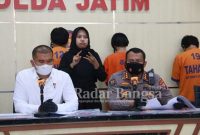 Konpers Ditreskrimum Polda Jatim terkait kasus mafia bola Liga 3 (IST)