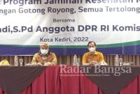 Nurhadi, S.Pd, Anggota Komisi IX DPR RI bersama David Sulaksmono, Kepala Bidang Kepesertaan dan Pelayanan Peserta BPJS Kesehatan Cabang Kediri saat sosialisasi Program JKN