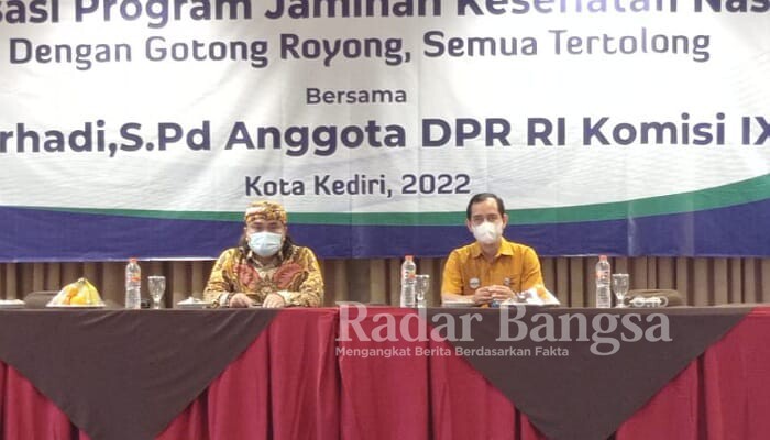 Nurhadi, S.Pd, Anggota Komisi IX DPR RI bersama David Sulaksmono, Kepala Bidang Kepesertaan dan Pelayanan Peserta BPJS Kesehatan Cabang Kediri saat sosialisasi Program JKN