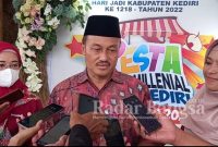 Pak Lutfi didampingi Ketua Panitia Pesta UMKM Millenial Kediri Tahun 2022, Ratih Kusuma Dewi (kiri), dan Kepala Cabang Pembantu Bank Jatim wilayah Wates, Five (bermasker), saat diwawancarai awak media