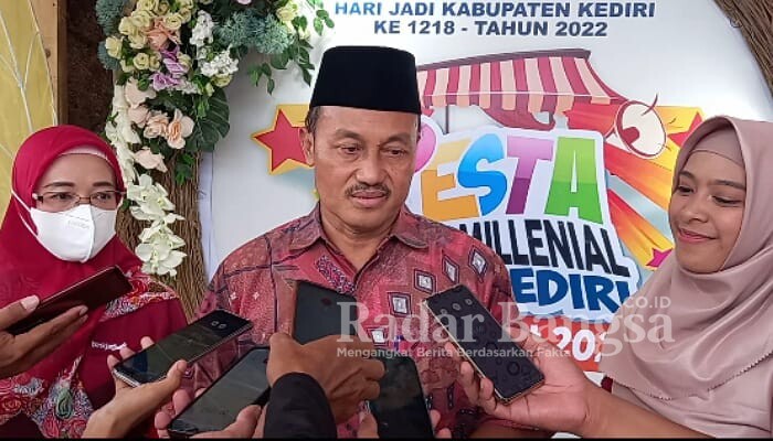 Pak Lutfi didampingi Ketua Panitia Pesta UMKM Millenial Kediri Tahun 2022, Ratih Kusuma Dewi (kiri), dan Kepala Cabang Pembantu Bank Jatim wilayah Wates, Five (bermasker), saat diwawancarai awak media