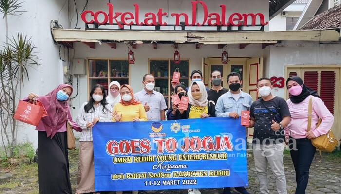 Pak Lutfi, dan Vio Debby Saputro, ST, mendampingi pelaku UMKM Kediri Young Enterpreneur di UMKM Cokelat nDalem