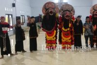 Mas Pipin bersama para Penggiat kesenian Jaranan saat penyaluran Pokir DPRD di Bailai Desa Bulupasar