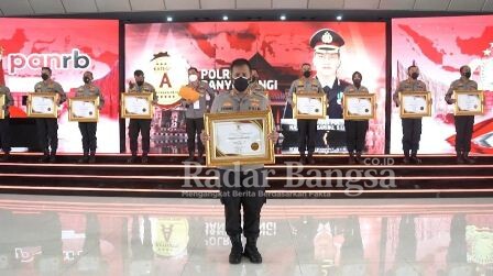 Kapolresta Sidoarjo Kombes Pol. Kusumo Wahyu Bintoro saat menerima penghargaan (IST)