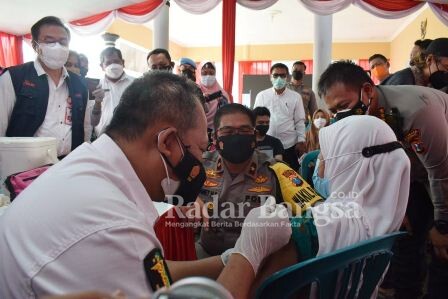 Wakapolda Jawa Timur Brigjen. Pol. Slamet Hadi Supraptoyo mengikuti zoom meeting vaksinasi serentak Indonesia, bertempat di Balai Desa Kwadengan Rabu (16/3/2022),  (IST)