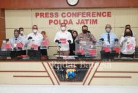 Konpers Ditreskrimum Polda Jatim terkait kasus mafia bola Liga 3 (IST)