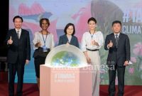 Presiden Taiwan Tsai Ing-wen  (tengah) menghadiri acara pembukaan rangkaian kegiatan 