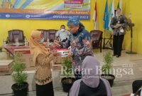 Panglima Nurhadi saat membagikan doorprize kepada peserta sosialisasi dan Kie Bangga Kencana yang beruntung