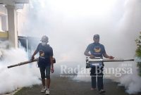 Baret Rescue NasDem Kabupaten Kediri sedang melakukan fogging di Desa Paron