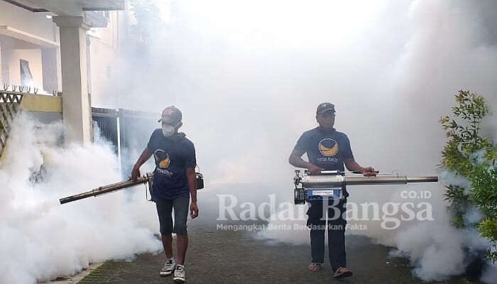 Baret Rescue NasDem Kabupaten Kediri sedang melakukan fogging di Desa Paron