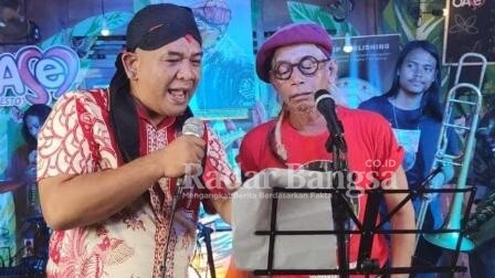 AM Kuncoro bersama Khocil Birawa pada acara peluncuran 2 lagu perdana Khocil Birawa karya AM Kuncoro, Rabu 16 Maret 2022 di Yogyakarta. (Dok. Prima Founder Records)