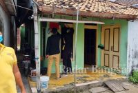 Petugas Dinsos Bangkalan saat menempeli rumah Kpn (IST)