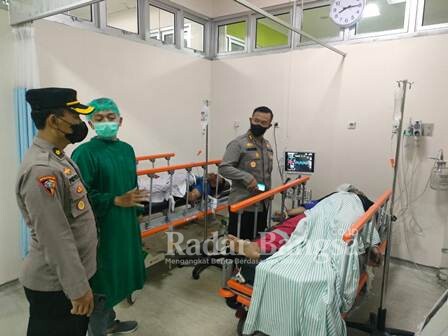 Kapolres Banjarnegara, AKBP Hendri Yulianto saat menjenguk korban di RS (IST)