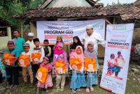  Laznas BMH Jatim membagikan paket sehat untuk anak dan balita di kampung makam rangkah, Surabaya (IST)