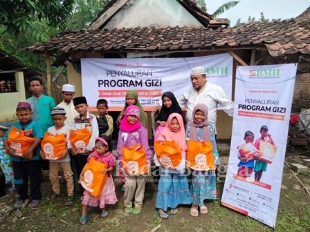  Laznas BMH Jatim membagikan paket sehat untuk anak dan balita di kampung makam rangkah, Surabaya (IST)