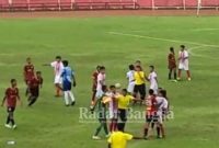 Suasana keributan yang sempat terjadi di laga Bhayangkara FC vs GSA Kota Blitar (IST)