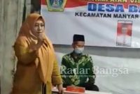 Hj Siti Nur Maslahah Calon Kades no 2 Desa Banyuwangi kecamatan Manyar Kabupaten Gresik  saat  menjelaskan Visi-Misi (IST)