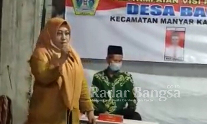 Hj Siti Nur Maslahah Calon Kades no 2 Desa Banyuwangi kecamatan Manyar Kabupaten Gresik  saat  menjelaskan Visi-Misi (IST)