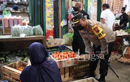 Kapolres Demak AKBP Budi Adhy Buono  saat bertanya kepedagang pasar (IST)