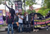 Arist Merdeka Sitait bersama Letua LPA Kota Batu Malang orasi di depan PN Malang mendesak Ketua PN Malang menahan Julianto Ekaputra terduga pelaku Kejahatan Seksual terhadap muridnya di SPI. (IST)
