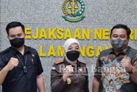 Kepala Kejaksaan Negeri Lamongan, Diah Ambarwati (tengah) didampingi Kasi Intel Condro Maharanto (kanan) serta Kasi Pidsus Anton Wahyudi (IST)