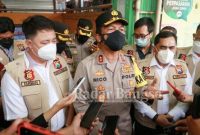 Pengecekan Kapolda Jatim, Forkopimda Jatim dan Satgas Pangan Jatim pada ketersediaan minyak goreng curah dan kemasan di Wonokromo (IST)