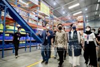 Wakil Gubernur Jawa Timur Emil Elestianto Dardak saat melakukan kunjungan resmi ke gudang Lazada di Warehouse Lazada Jl. Raya Sedang, Sidoarjo Kamis (24/3/2022)