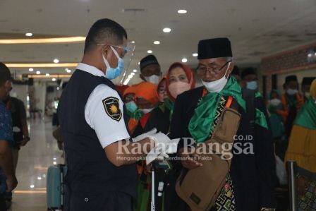 Suasana para jamaah berangkat umroh dari Bandara Juanda (IST)