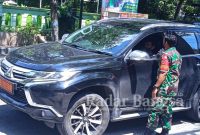 Anggota Kodim 0812 Lamongan saat mengamakan pria asal Surabaya yang berkeliaran menggunakan mobil dinas TNI (IST)