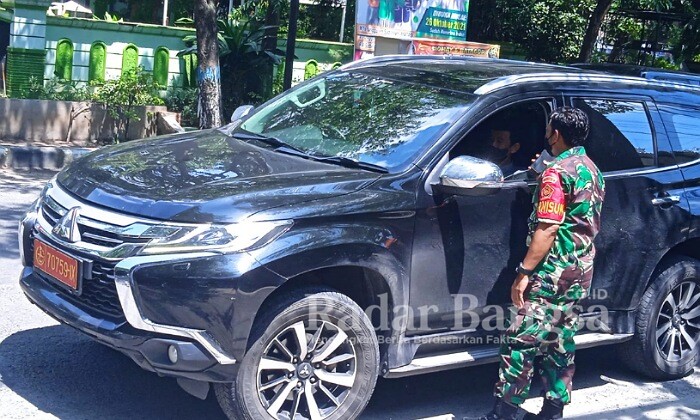 Anggota Kodim 0812 Lamongan saat mengamakan pria asal Surabaya yang berkeliaran menggunakan mobil dinas TNI (IST)