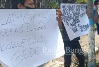 Aktifis Antikorupsi Lamongan saat datangi Kejari (14/03) (IST)