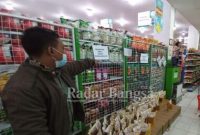  Kabid Kajian dan Advokasi Kanwil IV KPPU, Ratmawan Ari Kusnandar saat survey stok dan harga minyak goreng di ritel-ritel
