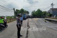 Kanit Kamsel Satlantas Polres Lamongan Ipda Rangga Nurrizaldy saat di lokasi (29/03)